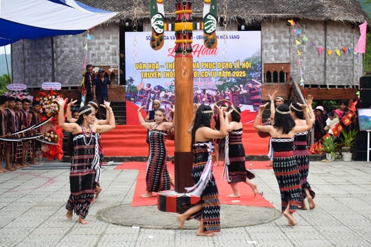 Trình diễn dân ca, dân vũ truyền thống đồng bào các dân tộc