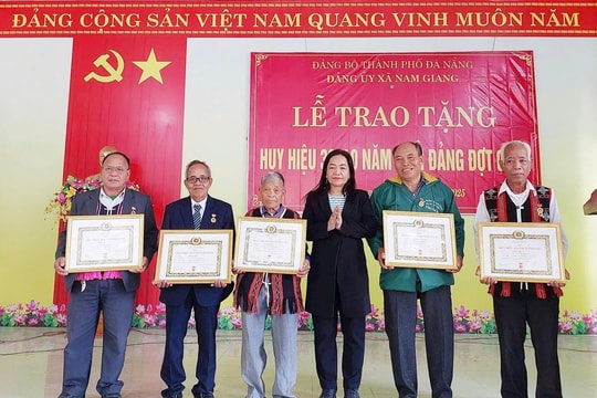 Đảng ủy các địa phương trao Huy hiệu Đảng cho đảng viên