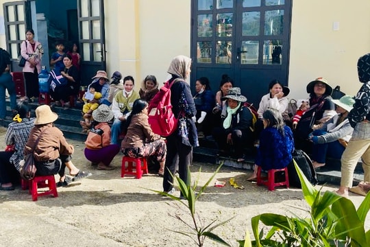 Vụ sạt lở nghiêm trọng tại xã Hùng Sơn: Di dời khẩn cấp hàng chục hộ Cơ Tu thôn Glao