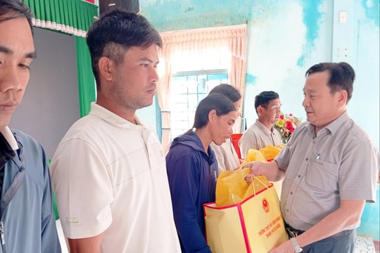 Phó Chủ tịch HĐND thành phố Nguyễn Công Thanh thăm, tặng quà người dân xã Đắc Pring