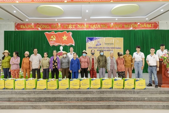 Larue trao tặng 2.000 phần quà, cùng bà con Đà Nẵng vững vàng vượt lũ