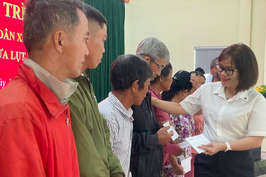 Lãnh đạo các sở, ngành thăm, trao quà hỗ trợ người dân bị thiệt hại do thiên tai