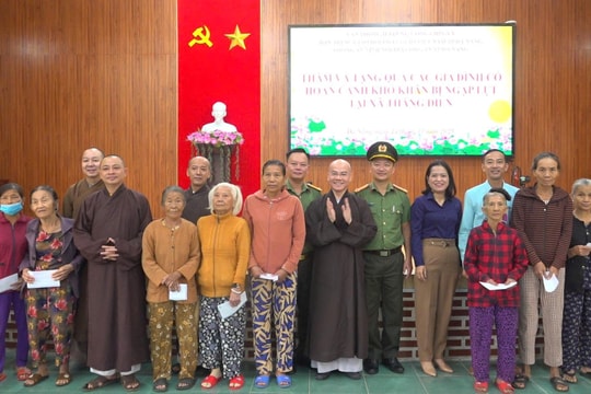 Trao 100 suất quà cho người dân bị ngập lụt tại xã Thăng Điền