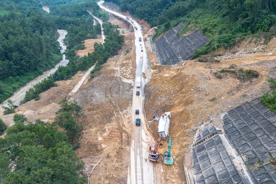 Đề xuất làm cầu cạn tại điểm sạt lở nghiêm trọng trên cao tốc La Sơn - Hòa Liên