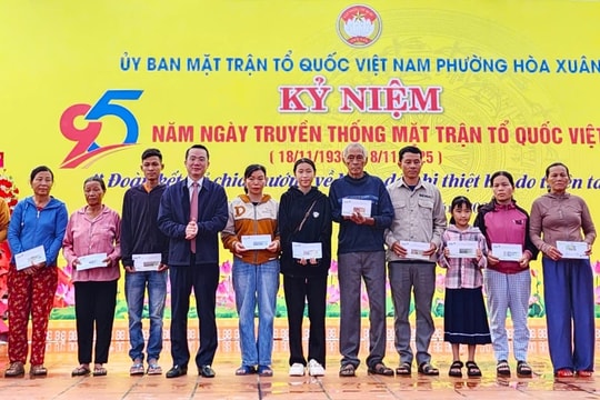 Phường Hòa Xuân tặng quà cho người dân bị thiệt hại do thiên tai