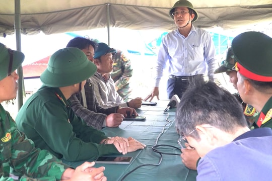 Phó Chủ tịch UBND thành phố Trần Nam Hưng kiểm tra hiện trường vụ sạt lở tại xã Hùng Sơn