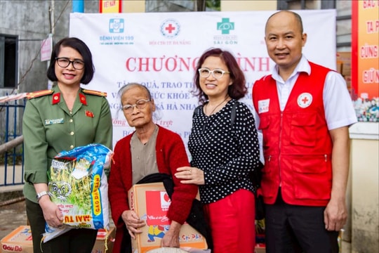 Khám bệnh và tặng quà cho người dân vùng lũ xã Hà Nha