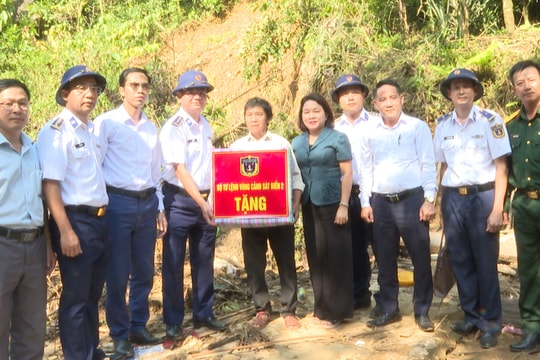 Các cơ quan, đơn vị trao quà hỗ trợ người dân vùng thiên tai