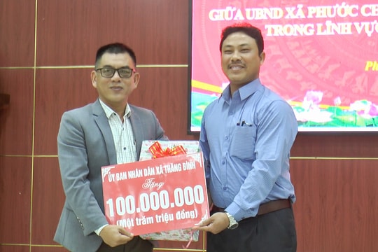 Xã Thăng Bình trao 100 triệu đồng hỗ trợ xã Phước Chánh phát triển giáo dục