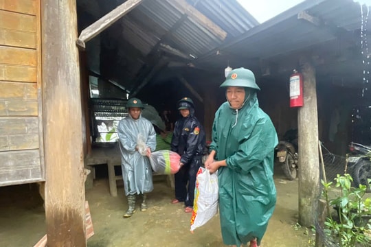 Tiếp tục di dời người dân xã Hùng Sơn ra khỏi khu vực sạt lở