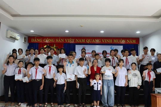 Trao hơn 165 triệu đồng học bổng cho học sinh, sinh viên Đà Nẵng có hoàn cảnh khó khăn