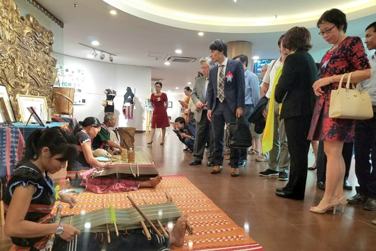 Đưa sắc màu di sản vùng cao đến gần hơn công chúng