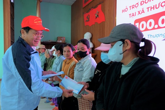 Đại học Nam Cần Thơ và Bệnh viện Đại học Nam Cần Thơ hỗ trợ người dân Đà Nẵng 500 triệu đồng khắc phục hậu quả mưa lũ