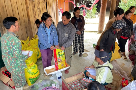 Ứng phó với sạt lở tiếp diễn tại xã Hùng Sơn