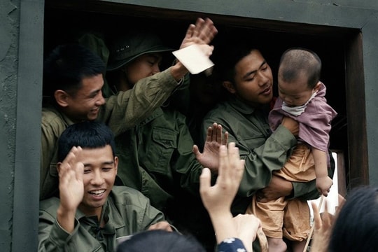 Da Nang free film screenings draw huge crowds, highlighting record-breaking “Red Rain”
