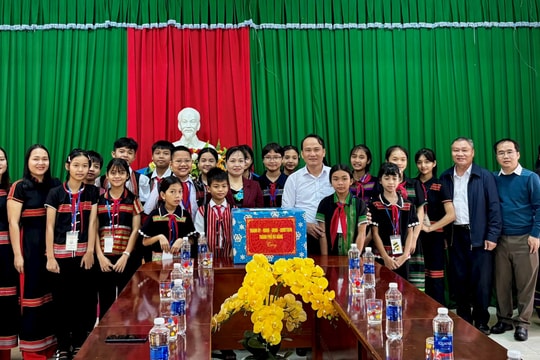 Phó Bí thư Thường trực Thành ủy Nguyễn Đình Vĩnh thăm các trường học vùng cao