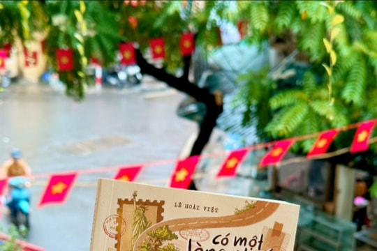 Soi mình trong ký ức phố