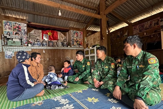 Đồn Biên phòng Ga Ry nhận đỡ đầu 2 cháu bé con nạn nhân mất tích trong vụ sạt lở tại xã Hùng Sơn