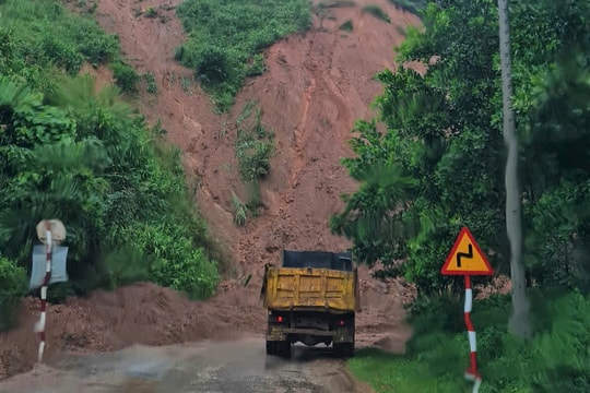 Sạt lở tiếp tục xuất hiện tại miền núi, nhiều tuyến đường bị chia cắt cục bộ