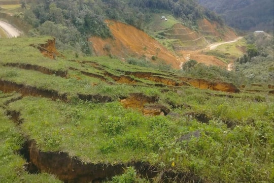 Xã Hùng Sơn tiếp tục di dời gần 180 hộ dân do phát hiện thêm nhiều vết nứt mới