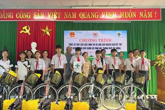Trao 210 phương tiện hỗ trợ cho người khuyết tật và học sinh khó khăn