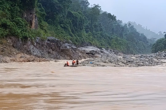 Kịp thời giải cứu hai người dân mắc kẹt trong dòng lũ xiết ở Phước Chánh