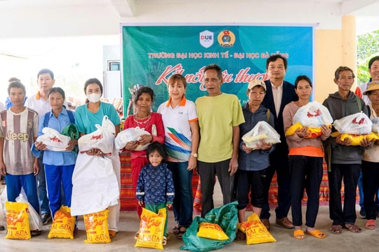 Nhiều phần quà trao tặng người dân xã Trà Tập bị ảnh hưởng thiên tai