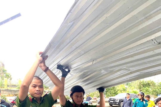 Quân sự, công an khẩn trương giúp dân khắc phục hậu quả lốc xoáy