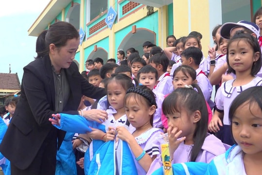 Công ty TNHH Khóa Huy Hoàng trao tặng hơn 2.700 áo ấm cho học sinh tiểu học tại xã Thăng Điền