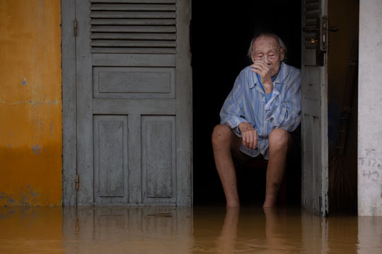 Ngấn lụt ở bàn thờ