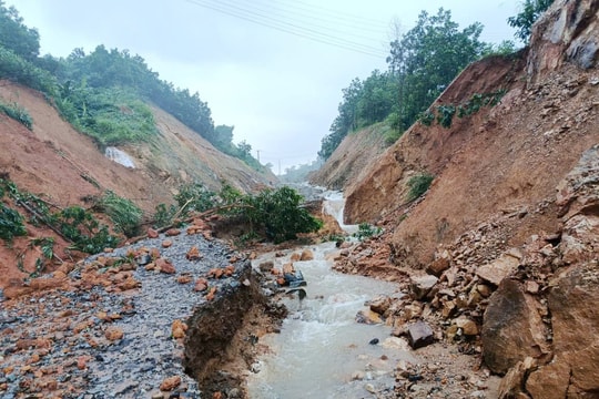 Sạt lở nghiêm trọng, tuyến quốc lộ 14E tiếp tục bị tắc đường