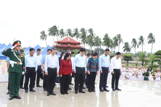 Chủ tịch nước Lương Cường dâng hương các anh hùng liệt sĩ tại Nghĩa trang Liệt sĩ Điện Bàn, thành phố Đà Nẵng