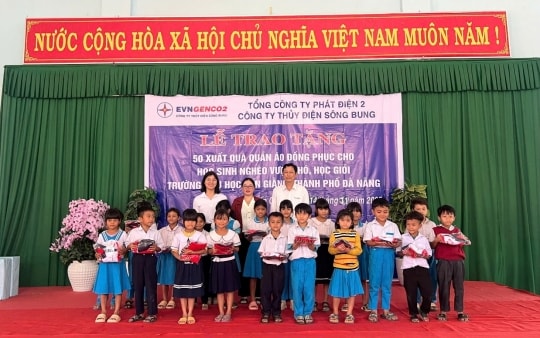 Công ty Thủy điện Sông Bung trao quà hỗ trợ người dân và học sinh xã Bến Giằng sau bão lũ