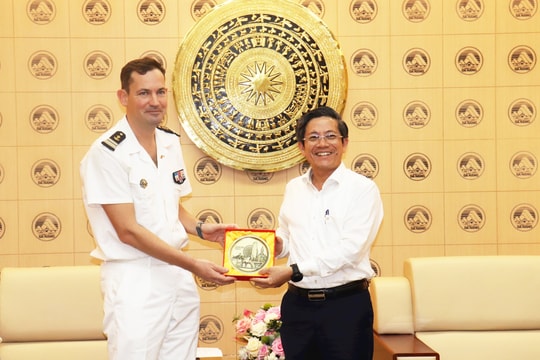 Lãnh đạo thành phố Đà Nẵng tiếp chỉ huy tàu tuần dương Hải quân Pháp