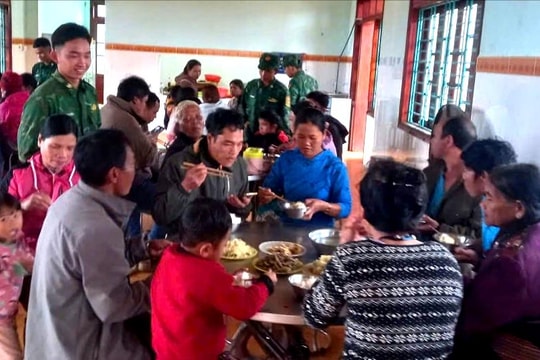 Đồn Biên phòng Ga Ry tổ chức “bếp ăn 0 đồng” hỗ trợ người dân tránh sạt lở