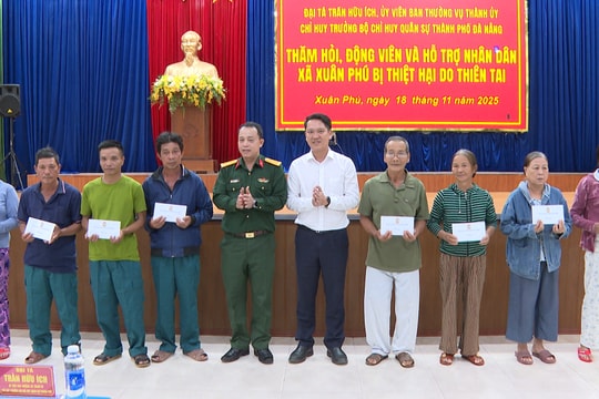 Bộ Chỉ huy Quân sự thành phố Đà Nẵng tặng quà người dân bị thiệt hại lũ lụt ở xã Xuân Phú