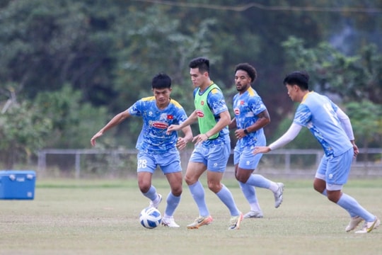 ĐT Việt Nam có buổi tập làm quen SVĐ Quốc gia Lào trước trận ra quân