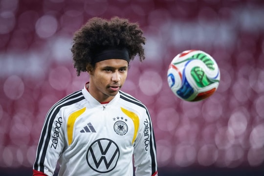 Sao Dortmund Adeyemi nhận án phạt lớn vì sở hữu vũ khí cấm