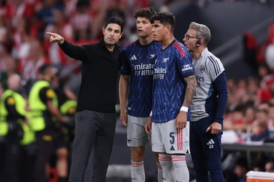 Gabriel chấn thương, Hincapie là lời giải cho hàng thủ Arsenal?