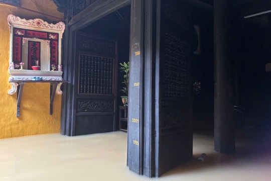 Mốc lũ trên cột gỗ