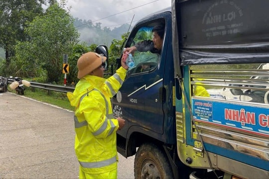 Cảnh sát giao thông Đà Nẵng hỗ trợ người dân bị mắc kẹt do sạt lở trên đường Hồ Chí Minh