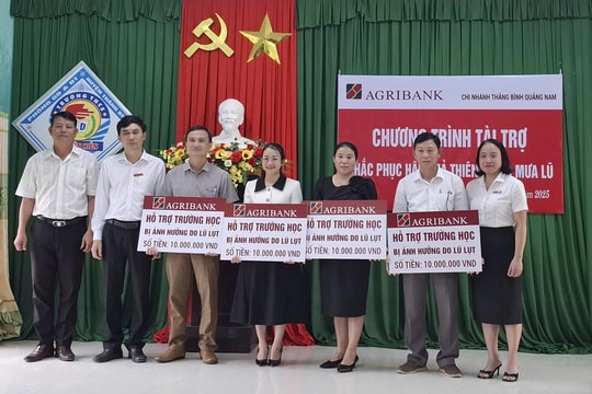 Agribank chi nhánh Thăng Bình hỗ trợ 200 triệu đồng giúp các trường học khắc phục thiệt hại do thiên tai