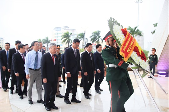 Đoàn đại biểu HĐND thành phố Đà Nẵng dâng hương tưởng niệm các anh hùng liệt sĩ