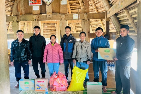 Cộng đồng Cơ Tu xã Hùng Sơn chia sẻ với các gia đình gặp nạn sau vụ sạt lở núi