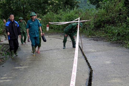 Xuất hiện sụt lún nghiêm trọng tại tuyến đường huyết mạch vào xã La Êê