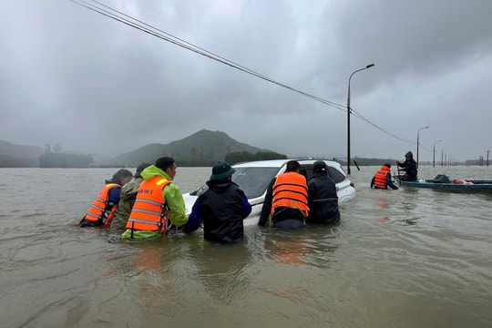 Kịp thời cứu hộ ô tô bị lũ cuốn tại xã Nông Sơn