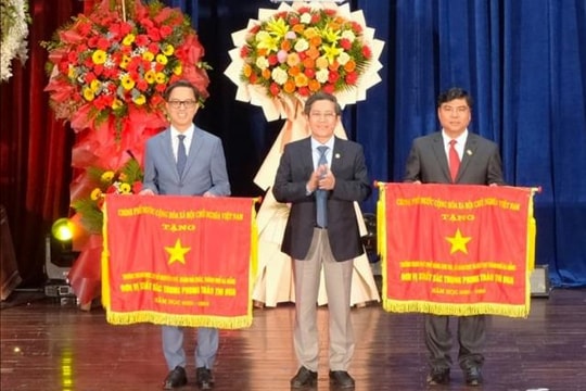 Trường THPT Sơn Trà nhận Cờ thi đua của Thủ tướng Chính phủ