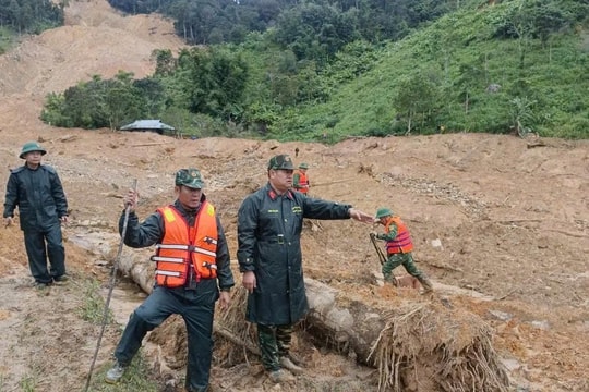 Lực lượng chức năng tìm thấy thi thể 1 nạn nhân mất tích vụ sạt lở núi ở xã Hùng Sơn