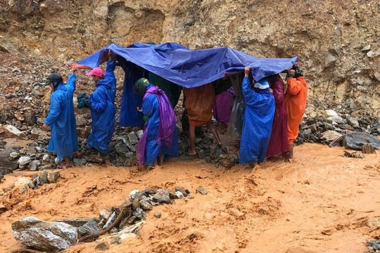 Thầm lặng cứu người qua vùng sạt lở