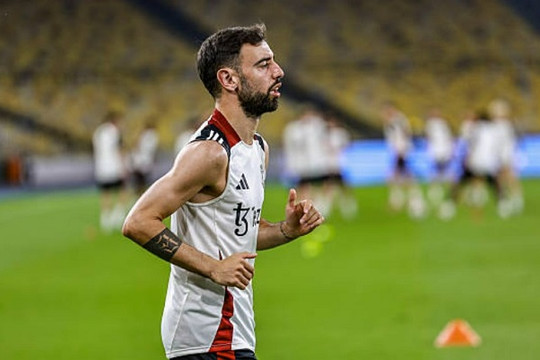 Man Utd đại tu hàng tiền vệ, vị thế của Bruno Fernandes lung lay